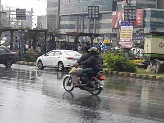 کراچی کے مختلف علاقوں میں ہلکی اور تیز بارش