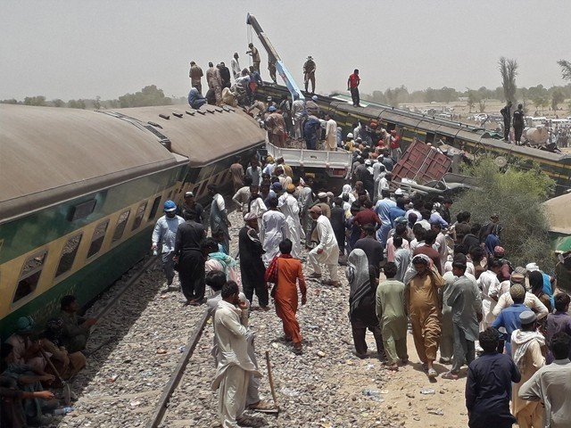 ریلوے افسران گھوٹکی حادثے کی ذمے داری ایک دوسرے پر ڈالنے لگے
