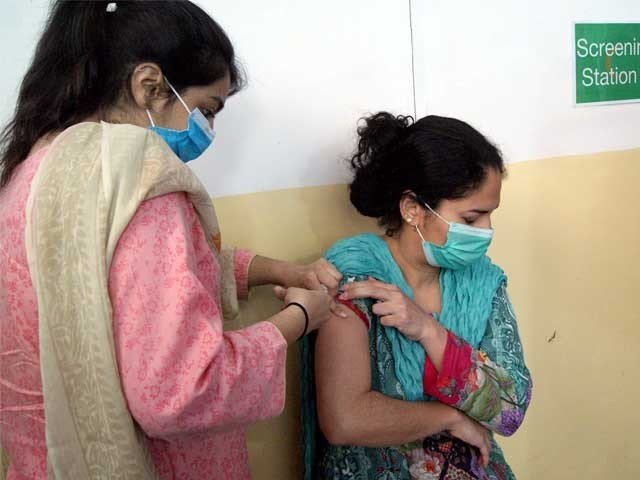 ویکسین کی قلت؛ دوسری خوراک لگنے کا دورانیہ بڑھا دیا گیا