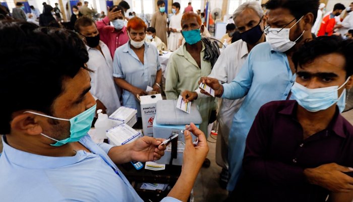 پنجاب: کورونا ویکسینیشن نا کروانے والے سرکاری ملازمین کیخلاف کارروائی کا فیصلہ