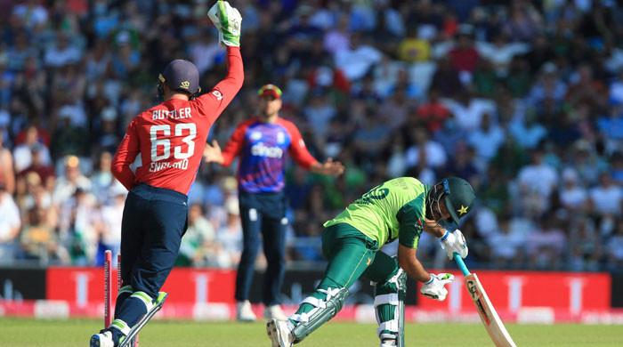 انگلینڈ نے دوسرے ٹی ٹوئنٹی میں پاکستان کو 45 رنز سے شکست دے دی