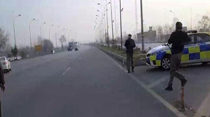 موٹروے پر ڈاکوؤں نے مسافر گاڑیوں پر اندھا دھند فائرنگ کردی