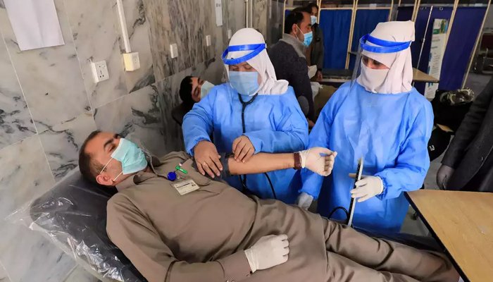 پاکستان: 30 مئی کے بعد پہلی بار کورونا کیسز کی شرح 4 فیصد سے زائد ریکارڈ