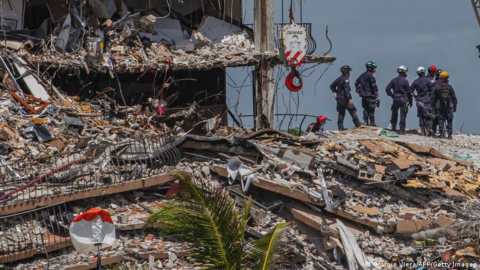 فلوریڈا: زمین بوس عمارت کے ملبے سے کسی کے زندہ بچنے کی امید کم