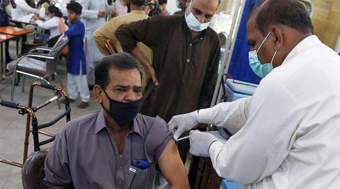 پاکستان: یومیہ 5 لاکھ کورونا ویکسین لگانے کا ہدف حاصل