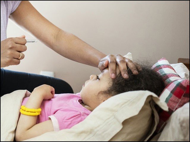 کورونا ویکسین نہ لگوانے والوں کے بچے بھی کووِڈ 19 سے متاثر ہو سکتے ہیں، ماہرین