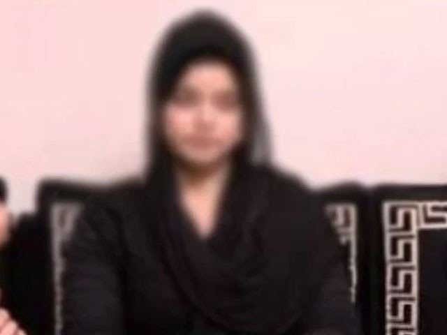 مینار پاکستان واقعہ؛ لڑکی کے اہل خانہ کے متضاد بیانات، قریبی دوست بھی منظر سے غائب