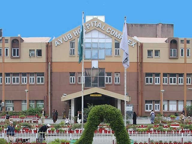 کورونا مریضوں میں اضافہ؛ ایوب ٹیچنگ اسپتال ایبٹ آباد میں طبی سامان کم پڑ گیا