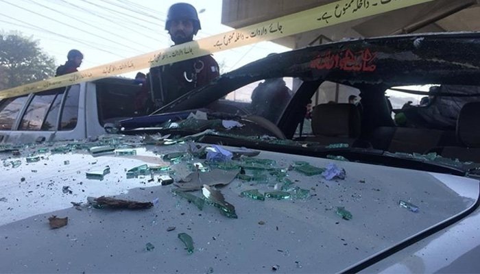 لوئر دیر میں پولیس وین پر بم حملہ، 4 اہلکار زخمی