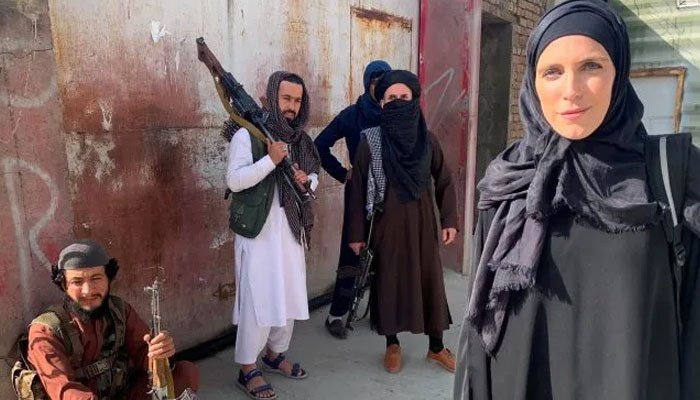 افغانستان میں سی این این کی خاتون رپورٹر کی عبایا پہن کر رپورٹنگ