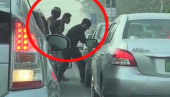 لاہور میں ڈاکو راج، 12 گھنٹوں میں 11 شہریوں کو لوٹ لیا گیا