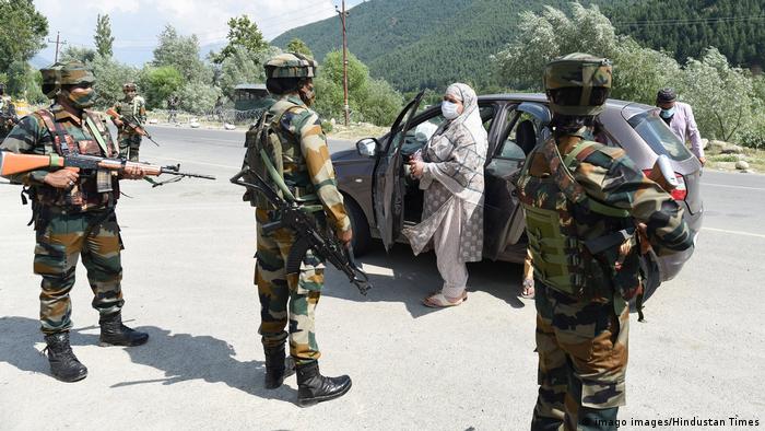 کشمیر: ‘سنگ بازوں‘ کو پاسپورٹ اور سرکاری ملازمت نہیں ملے گی