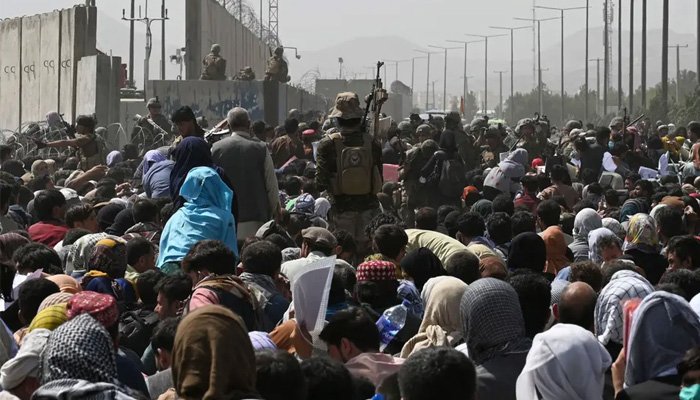 افغانستان سے انخلا کیلئے کابل ائیر پورٹ پر انتظار کرنیوالے 3 افراد چل بسے