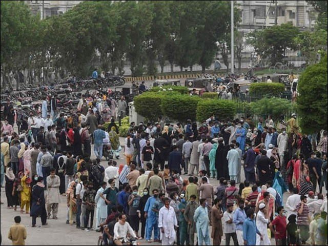 کورونا ویکسین لازمی قرار دینے پر فیکٹری ملازمین کی مشکلات میں اضافہ