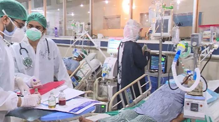 پاکستان میں کورونا سے اموات 25 ہزار سے تجاوز کر گئیں