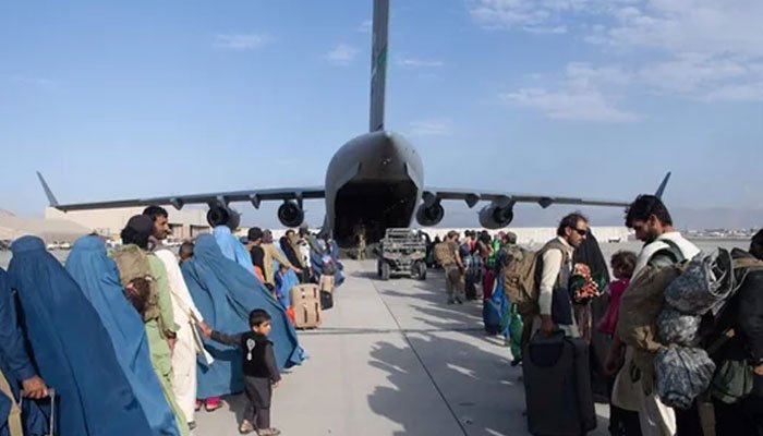 افغانستان سے پاکستان آئے بیشتر مسافر خصوصی پروازوں کے ذریعے امارات منتقل