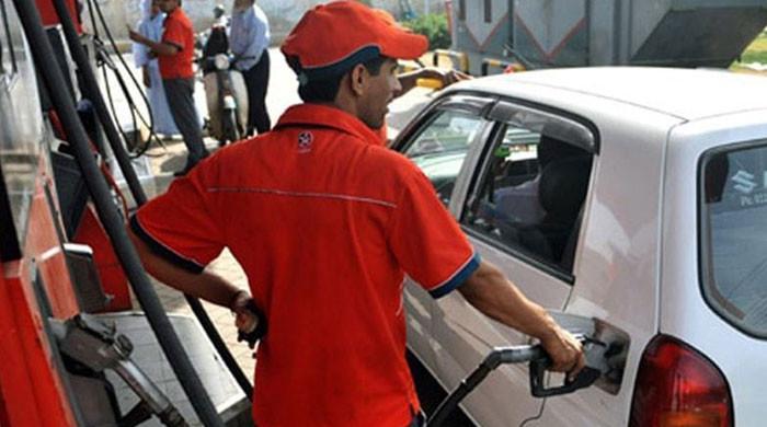 مہنگائی کے ستائے عوام کیلئے خوشخبری، پیٹرول کی قیمت میں کمی کا امکان