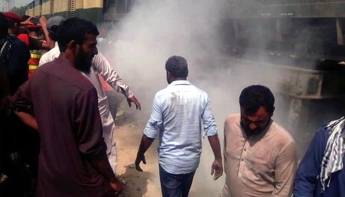 کراچی سے لاہور جانیوالی شاہ حسین ایکسپریس کے انجن میں آگ لگ گئی