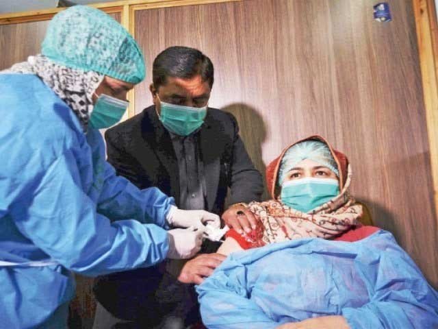 خیبرپختونخوا میں کورونا کے وار میں تیزی پر ویکسینیشن کے یومیہ ہدف میں بھی اضافہ
