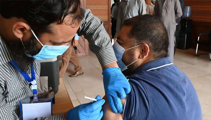 حکومت سندھ نے کورونا ویکسین لگوانے کیلئے ڈیڈ لائن دیدی