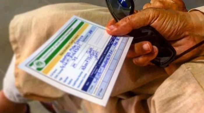 کورونا ویکسین نہ لگوانے والے افراد کل سے پابندیوں کی زد میں آجائیں گے