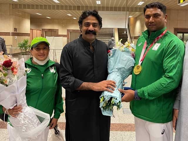 پیرااولمپکس کے گولڈ میڈلسٹ حیدر علی وطن واپس پہنچ گئے، والہانہ استقبال