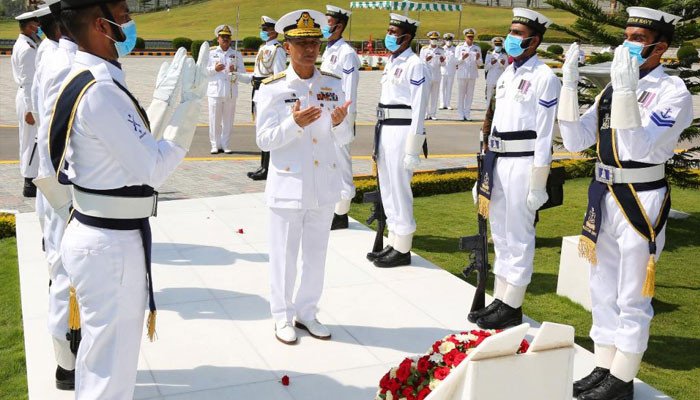 یومِ دفاع : نیول ہیڈ کوارٹرز اسلام آباد میں یادگار شہدا پر پروقار تقریب