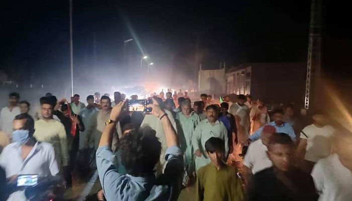 پی ٹی آئی سینیٹر سیف اللہ ابڑو کے قافلے کا ڈنڈا بردار افراد سے سامنا