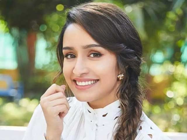 شردھا کپور بھکاری کو نظر انداز کرنے پر تنقید کی زد میں آگئیں