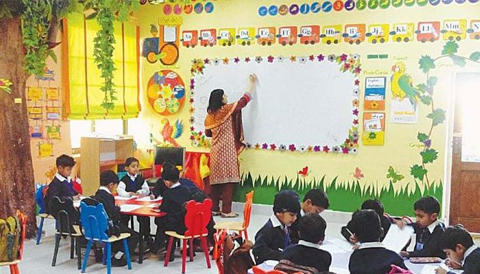 وفاقی تعلیمی اداروں میں خواتین اساتذہ کے جینز اور ٹائٹس پہننے پر پابندی عائد