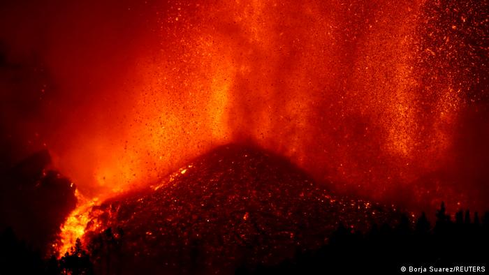 ہسپانوی جزیرے کے آتش فشاں کا لاوا بہتا ہوا سمندر کے قریب