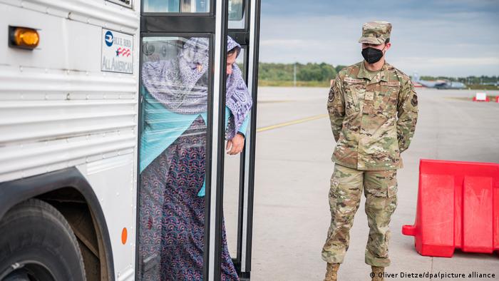 جرمنی: امریکی فوجی اڈوں پر ہزاروں افغان پناہ گزیں اب بھی پھنسے ہیں