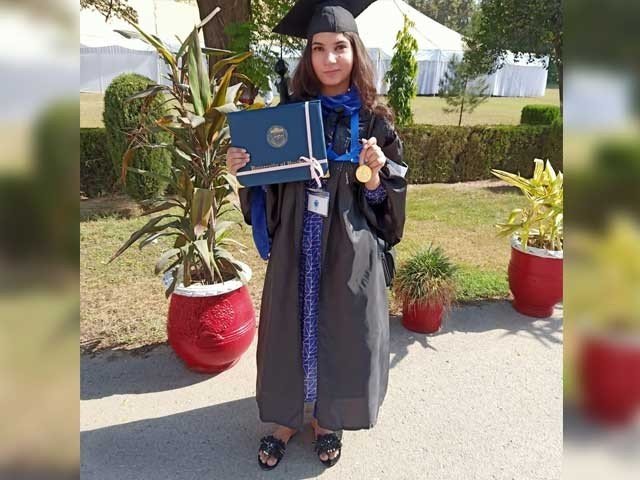 ہونہار بیٹی نے گولڈ میڈل جیت کر مرحوم والدین کی آخری خواہش پوری کر دی