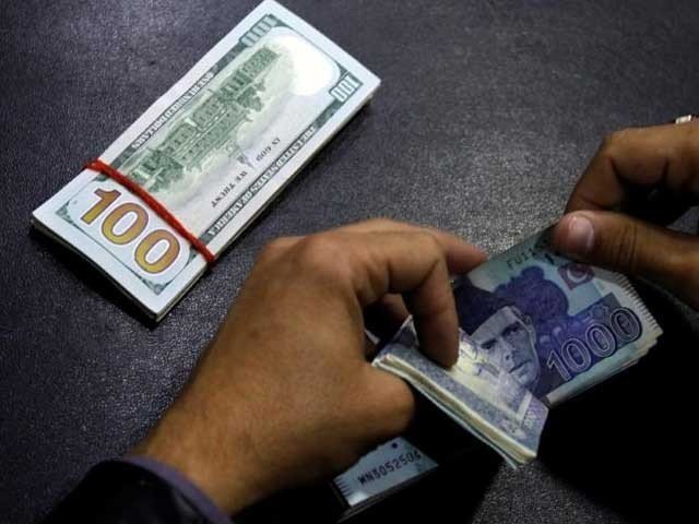 ڈالر کی اونچی اڑان تھم گئی، نرخ میں کمی