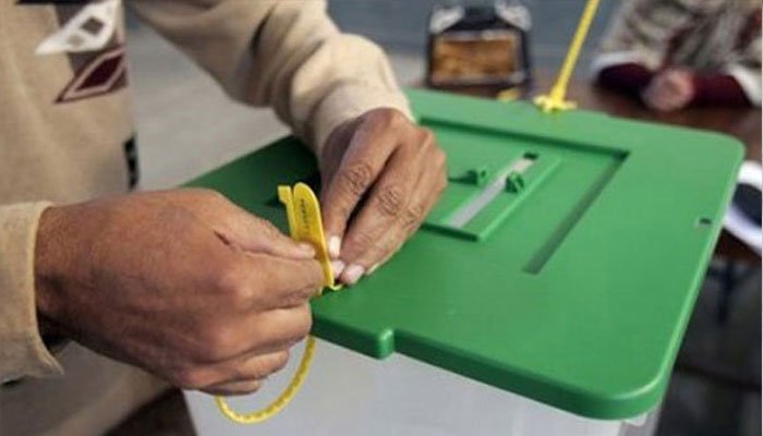 این اے 133: ضمنی الیکشن کیلئے (ن) لیگ، پی ٹی آئی اور پی پی امیدوراں نے کاغذات جمع کرا دیے