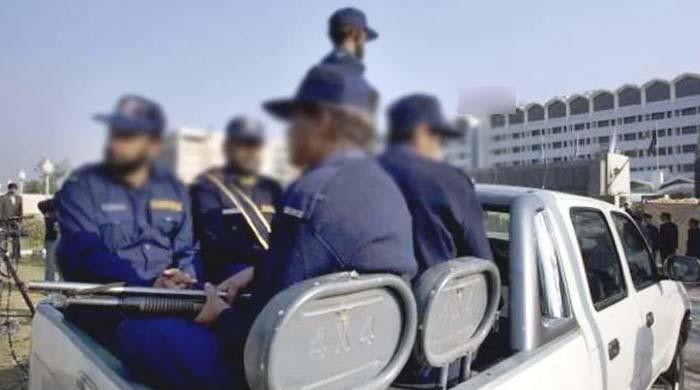 کراچی: ’مسلح گارڈز خوف کی علامت ہیں‘، پی ٹی آئی ایم این اے کا پولیس کو خط