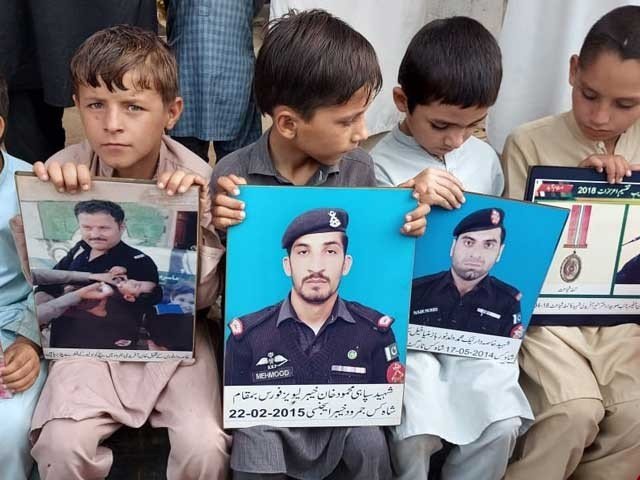 خیبرپختونخوا اسمبلی کے سامنے خاصہ دار و لیویز کے شہید اہلکاروں کے لواحقین کا دھرنا