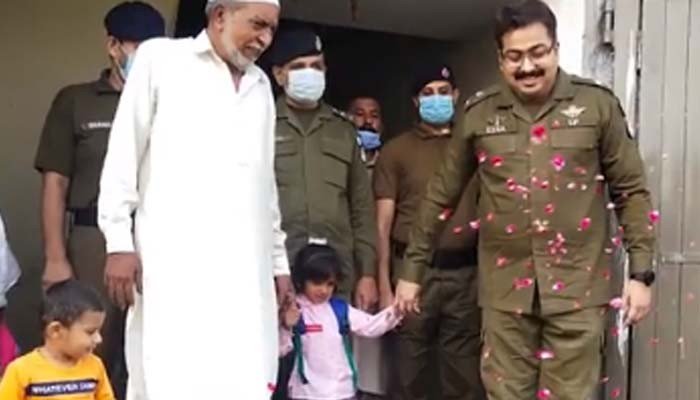 پنجاب پولیس نے شہید اہلکار کی بیٹی کے اسکول کا پہلا دن یادگار بنا دیا