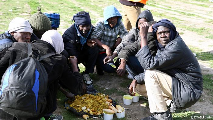 ’انسان اتنی ذلت و حقارت کیسے برداشت کر سکتا ہے‘