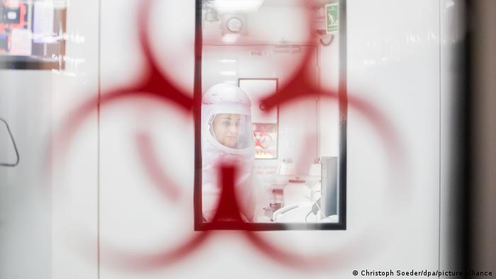 کورونا کی نئی قسم ‘اومی کرون‘، دیگر اقسام سے زیادہ مہلک