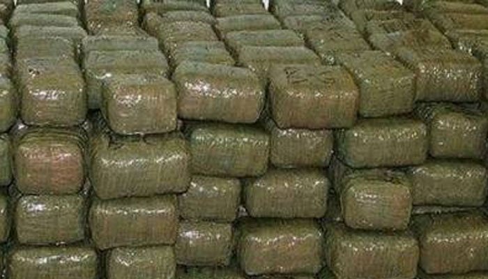 کوہاٹ: ٹرک سے 400 کلو سے زائد چرس برآمد، ملزم گرفتار