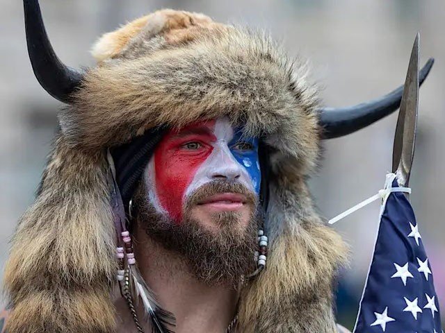 امریکی کانگریس پر حملے میں ملوث جیکب چانسلی کو ساڑھے 3 برس قید کی سزا