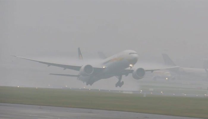 کراچی ائیرپورٹ اور اطراف میں شدید دھند، کئی پروازیں تاخیر کا شکار