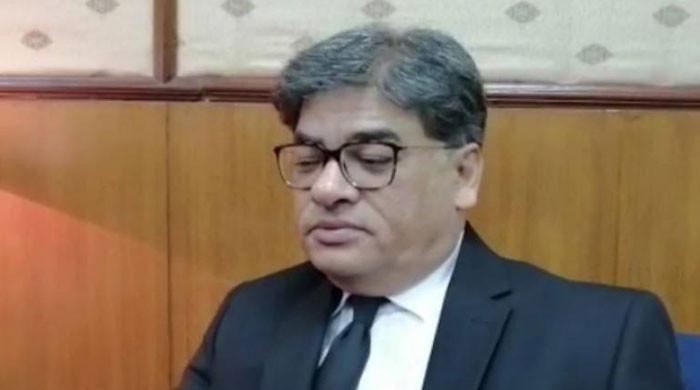 چیئرمین نیب کو ہٹانے کا اختیار صدر کو دینے سے تنازع ہو گا: اٹارنی جنرل