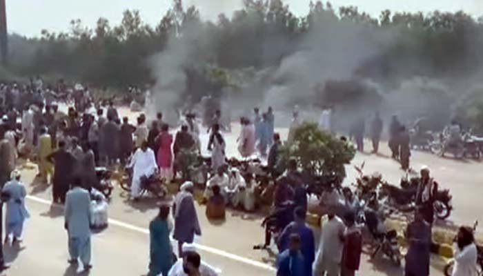 ناظم جوکھیو قتل: لواحقین کا نیشنل ہائی وے پر احتجاج، ٹریفک کا نظام درہم برہم