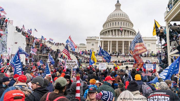 امریکا بھی ‘جمہوری انحطاط’ والے ملکوں میں شامل