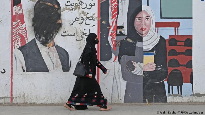 افغانستان میں حجاب کے بغیر عورتوں کا سفر ممنوع