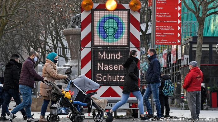 جرمنی میں ویکسین نہ لگوانے والے افراد کو پابندیوں کا سامنا