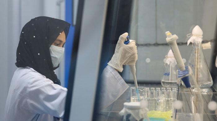 پاکستان: اومی کرون کیسز میں اضافہ، فروری میں کورونا کی پانچویں لہر کا خدشہ