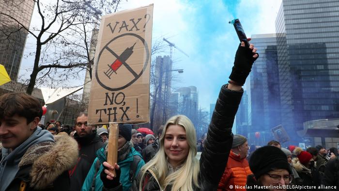 یورپ میں کووڈ ویکسین کے خلاف مظاہروں کی حقیقت کیا ہے